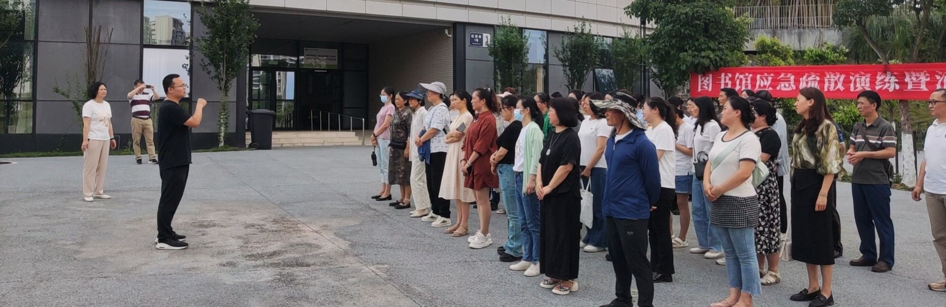 我校开展消防安全应急疏散演练和技能培训