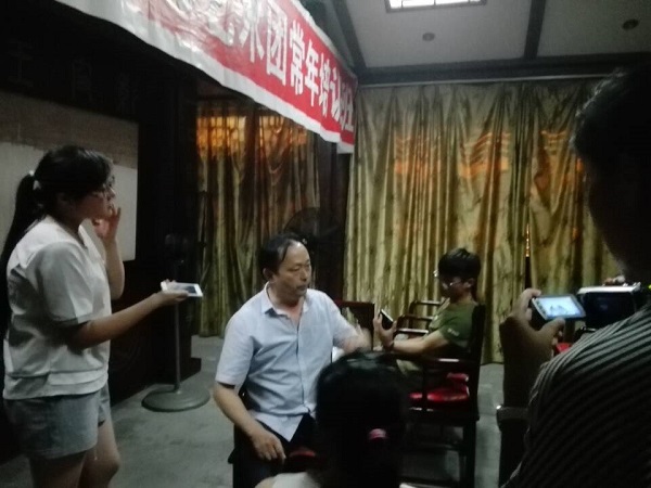 王彪先生为我们讲述皮影唱腔.jpg