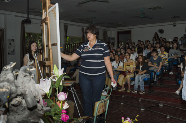 6为张大千美术学院美术学院学生进行写生示范教学.jpg