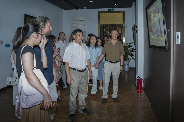 4赵明副校长参观展览.jpg