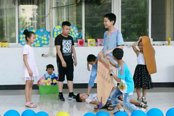 孩子们表演短剧.jpg