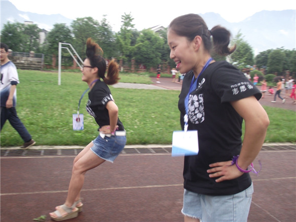 志愿者们在同孩子们玩游戏.jpg
