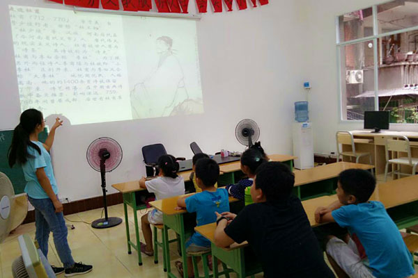 志愿者在给孩子们介绍唐代诗歌.jpg