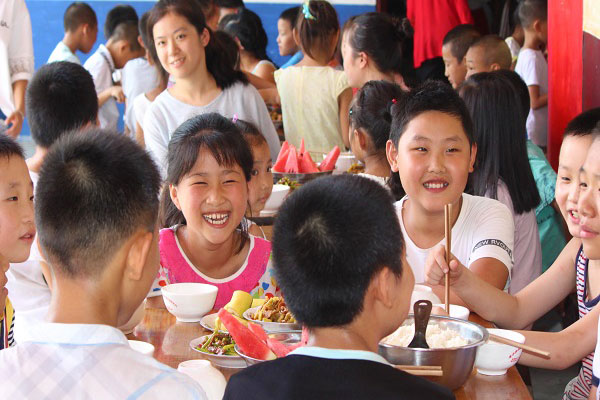 同学们吃美味的午饭000.jpg