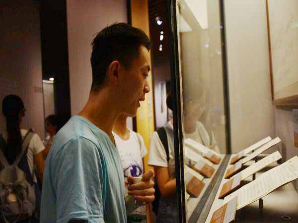 志愿者在参观-(2).jpg