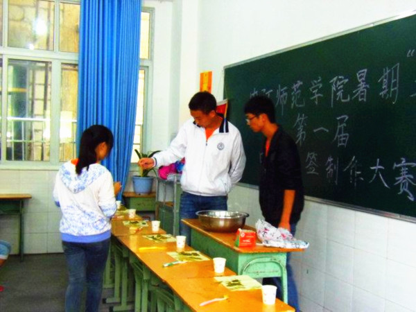 评委在为作品打分.jpg