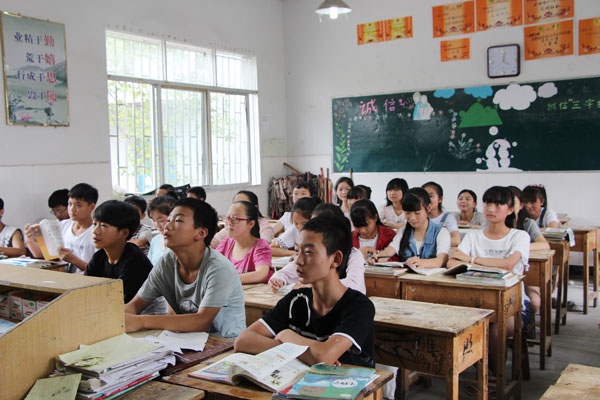 孩子们认真听老师布置“特殊”作业.jpg