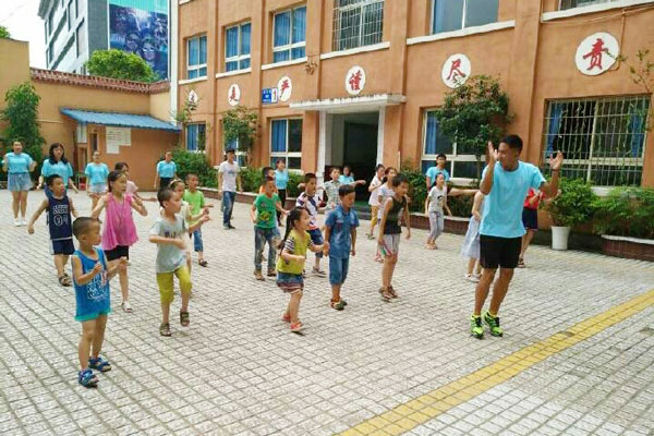 孩子们在排练汇演节目.jpg