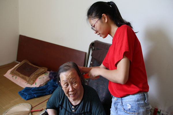 为老人梳头.jpg