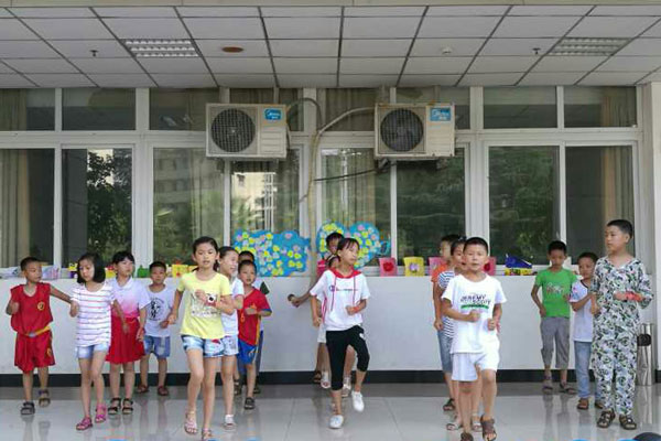 孩子们进行歌舞《爱上幼儿园》表演.jpg