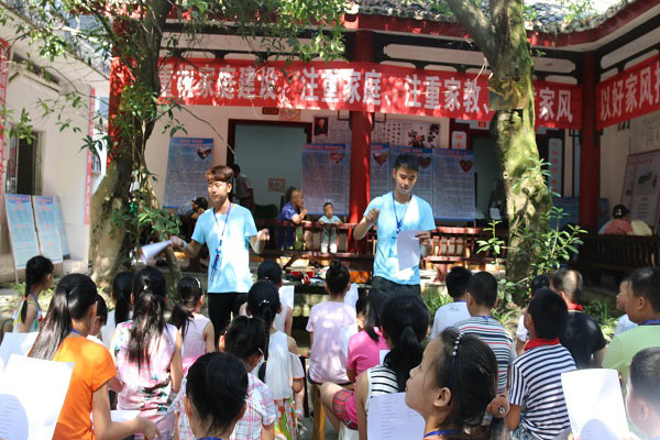 看志愿者打拍子进行合唱.jpg