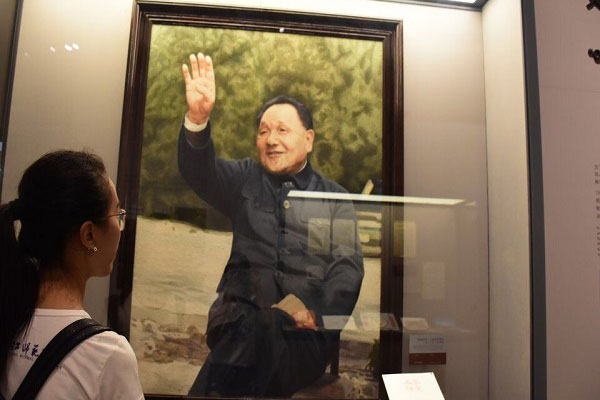 志愿者在参观.jpg
