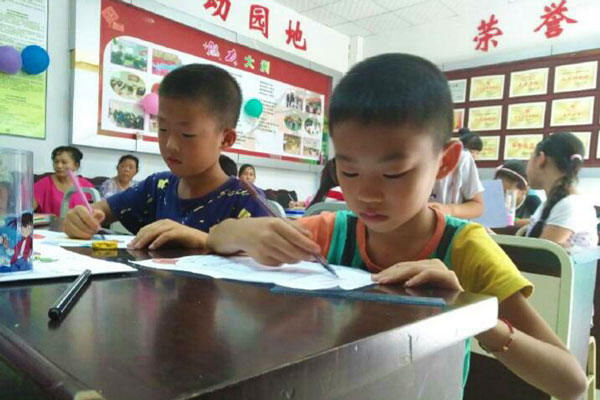 认真画画的两个小朋友.jpg
