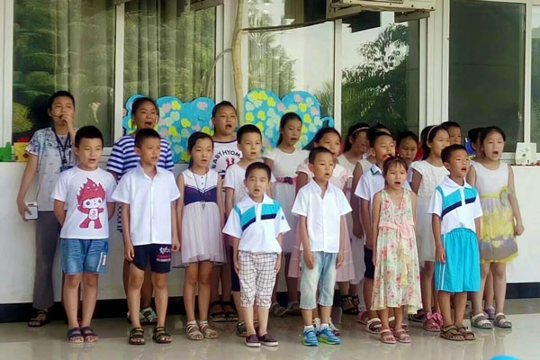 大洲坝社区的孩子们在演唱歌曲《刚好遇见你》.jpg