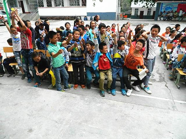积极参加的同学们.jpg