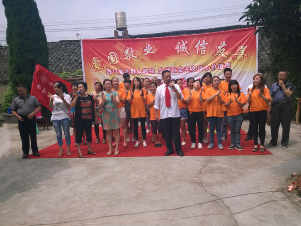 志愿者和艺术团一起为老人表演.jpg