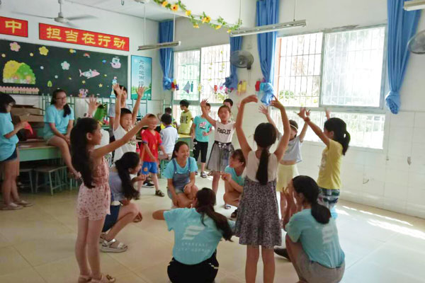 孩子们在进行歌舞排练.jpg