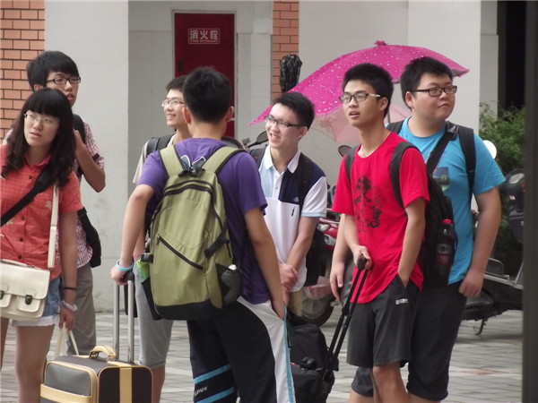 成都科技大学的志愿者们到了!.jpg
