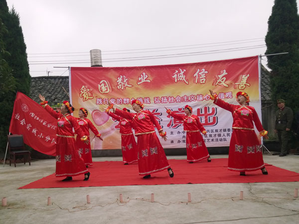 老人们的表演.jpg