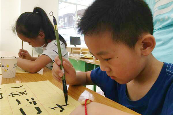 在学习书法的孩子们.jpg