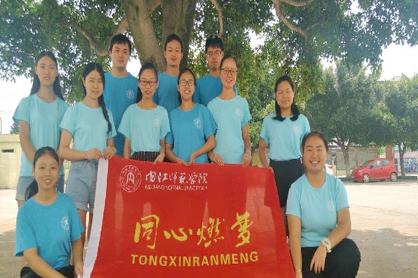操场合照.jpg