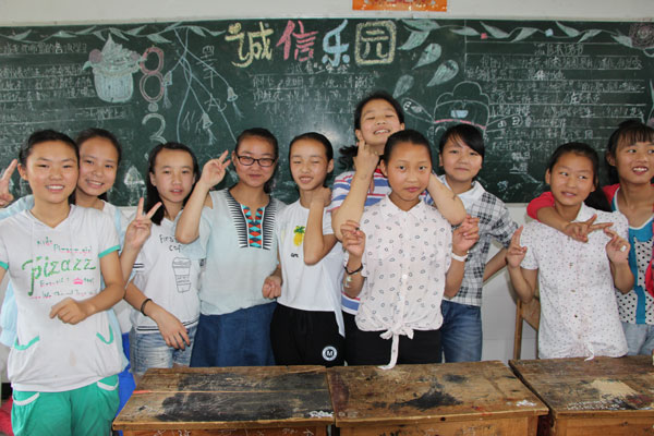 尽管停电,孩子们依然很快乐.jpg