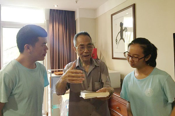 张爷爷在给我们讲过去.jpg