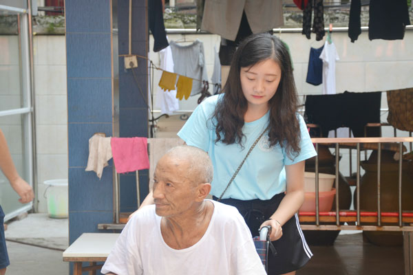 帮助老人.jpg