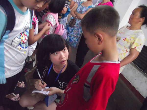 小朋友在报数学兴趣班.JPG