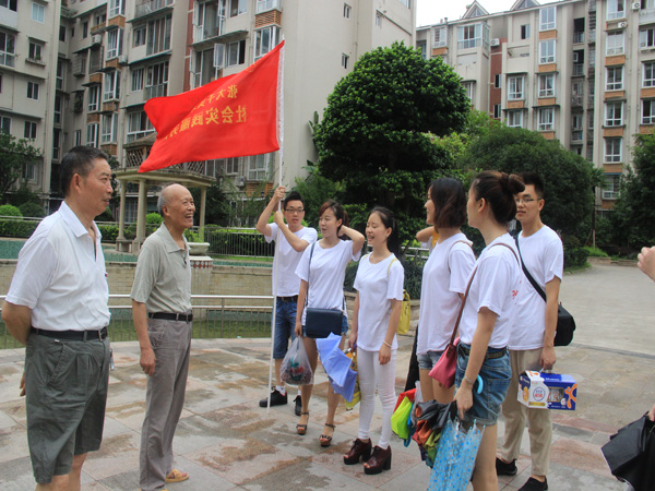 老人迎接队员们的到来.JPG
