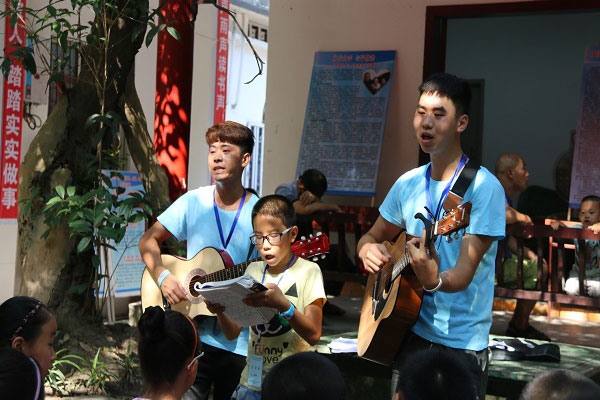 与志愿者一同表演.jpg