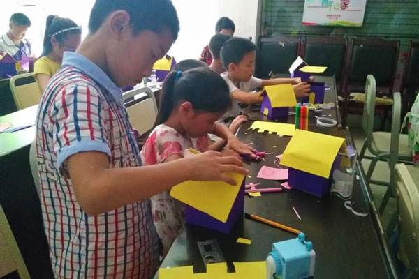 孩子们正在上手工课.jpg