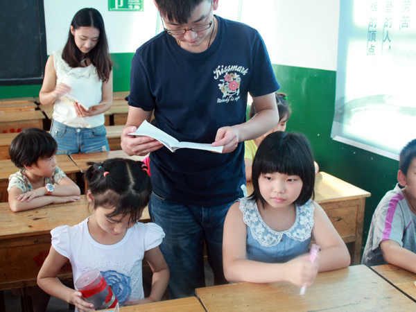 为同学们检查日记并修改错别字.jpg