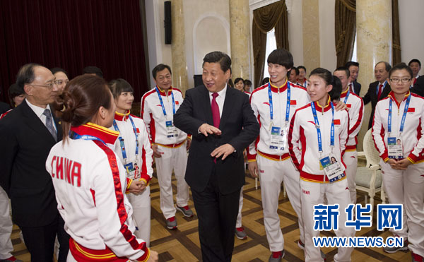 2图为:2014年2月7日,中共中央总书记、国家主席、中央军委主席习近平在俄罗斯索契亲切看望参加第二十二届冬季奥林匹克运动会的中国体育代表团。这是习近平同运动员亲切交流。.jpg