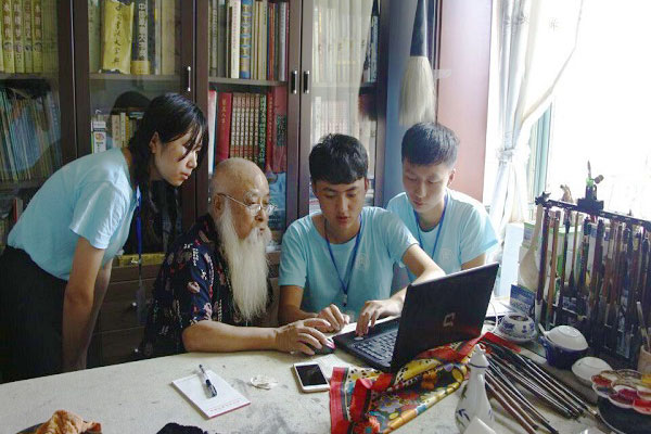 电脑维修队队员和国画爷爷交流电脑知识.jpg