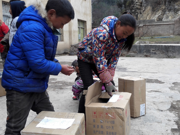 图4、贫困孩子打开内师学子包裹箱.jpg