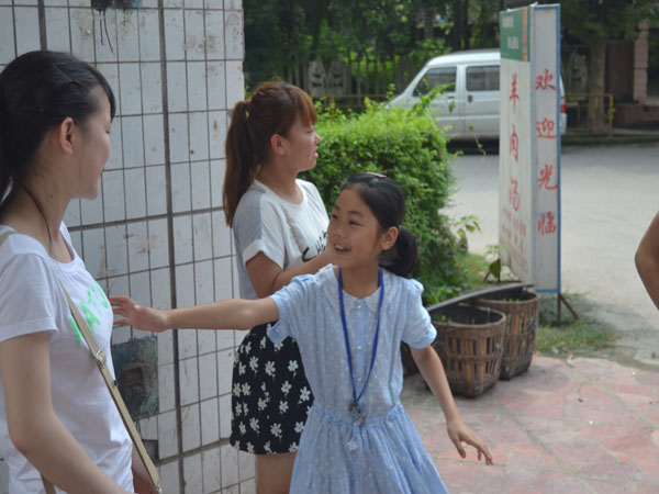 家教互联网关爱留守学生服务队内棉社区7月8日新闻图片 (7).JPG