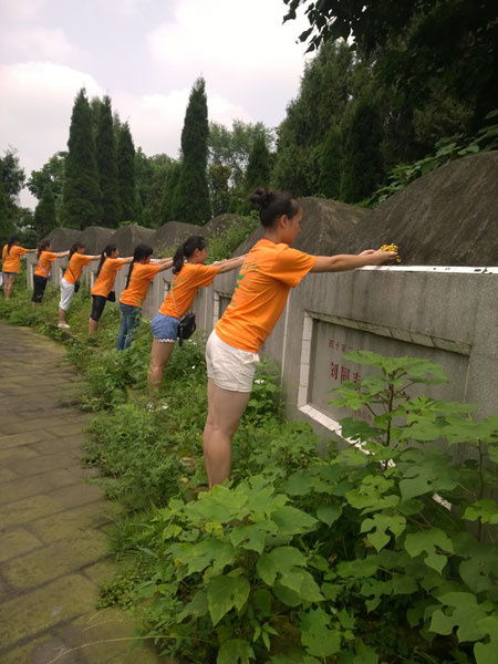 为烈士献花.jpg
