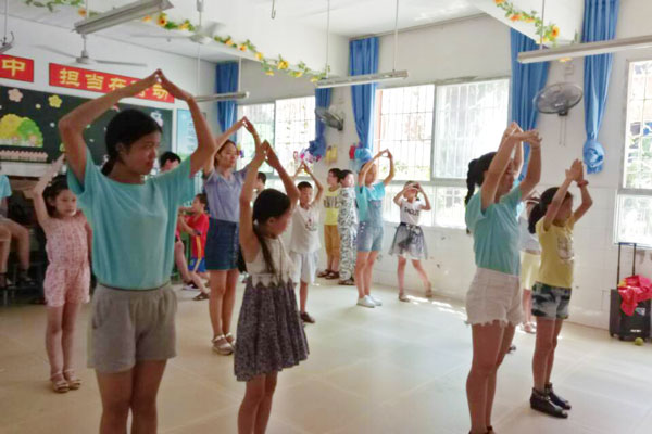 孩子们在排练健美操.jpg