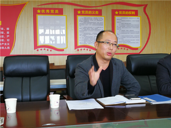4遂宁东辰荣兴国际学校校长助理刘洪文介绍有关情况.jpg